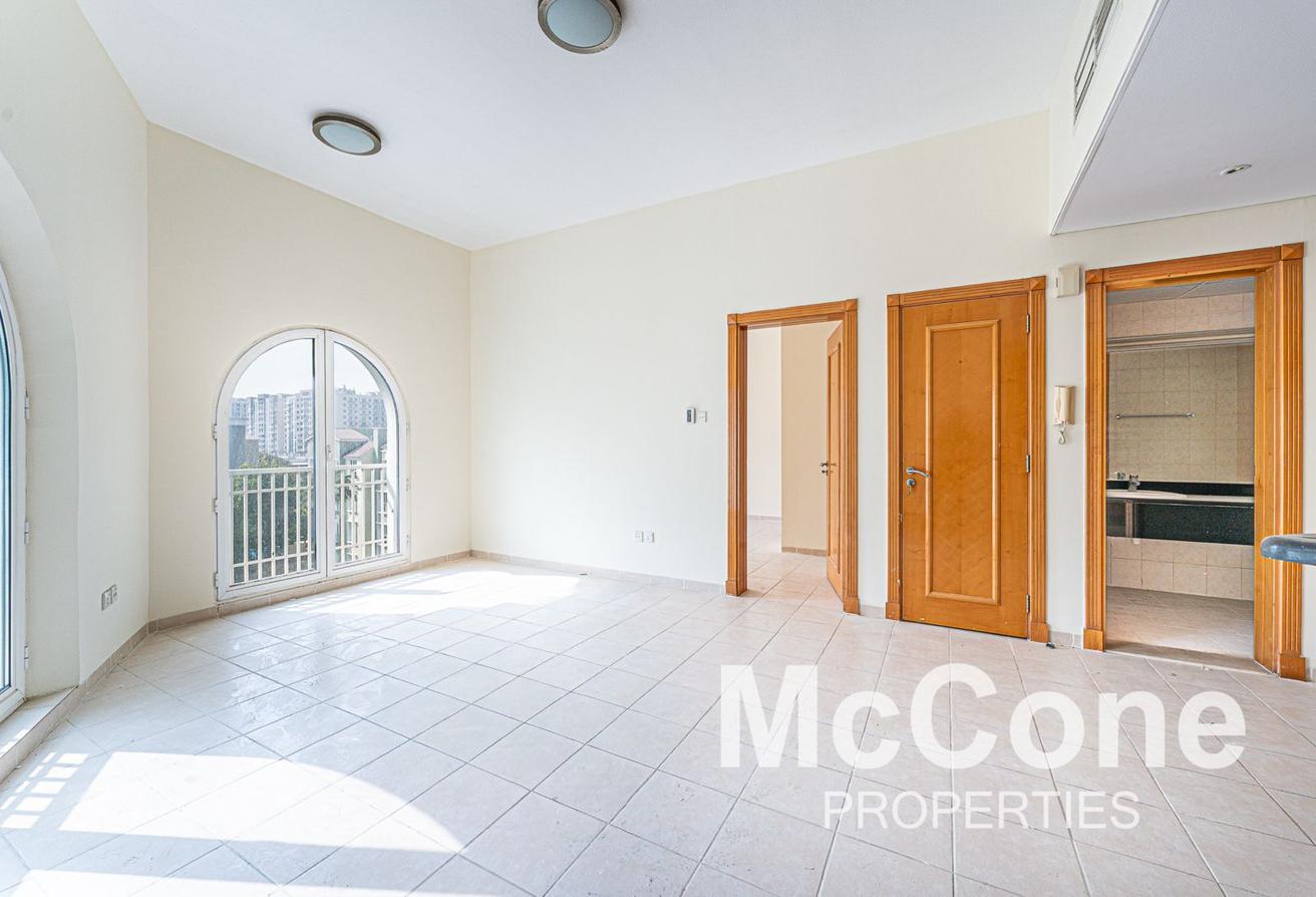 Next to Metro | Spacious | Storage Room photo 4