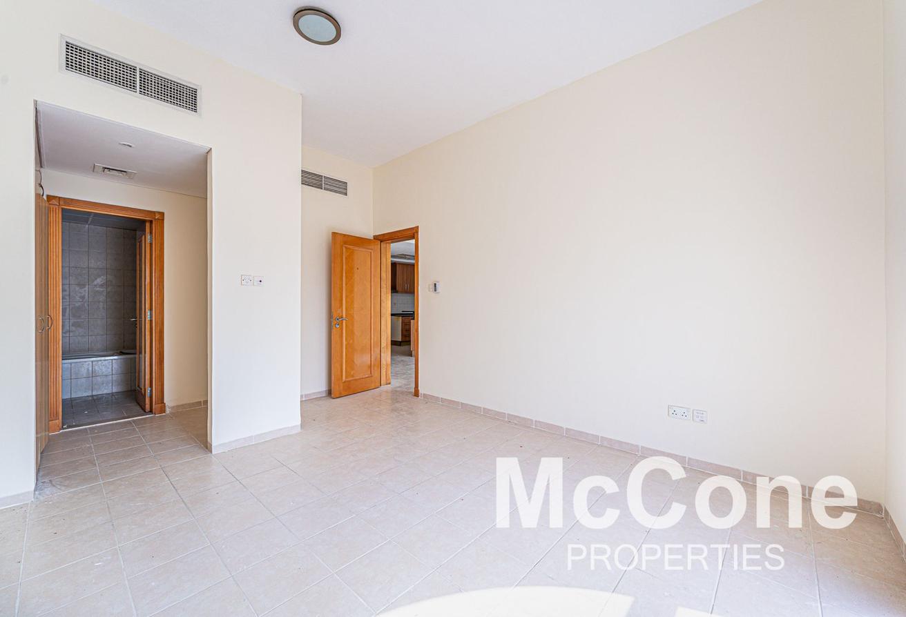 Next to Metro | Spacious | Storage Room photo 6