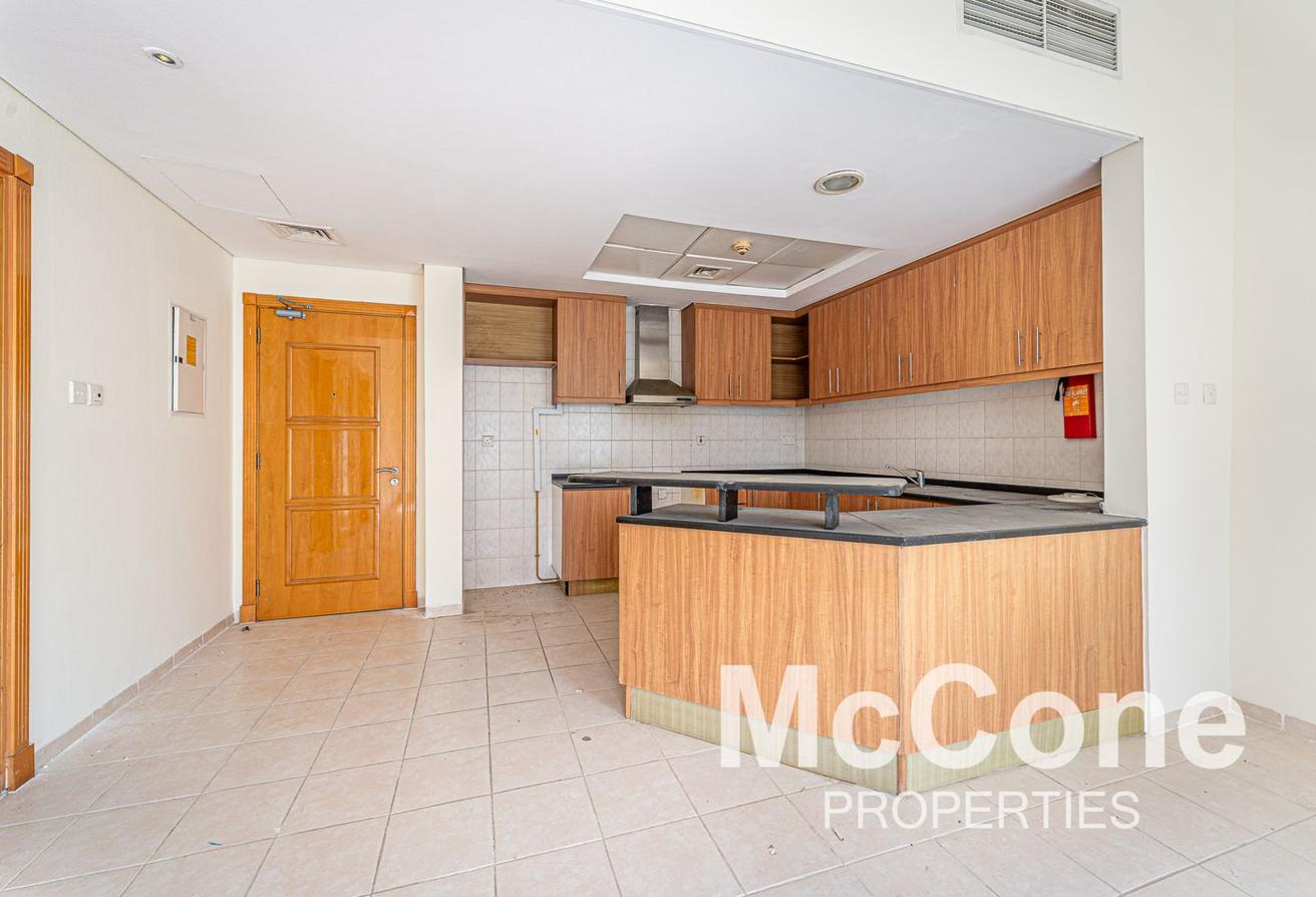 Next to Metro | Spacious | Storage Room photo 3