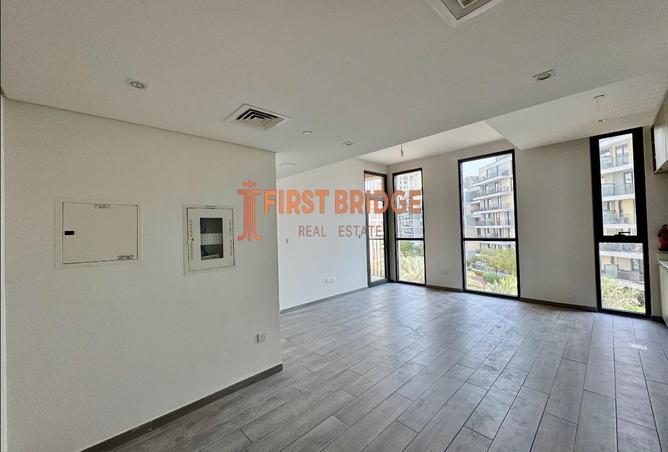 Community View | Open Kitchen | Mid Floor