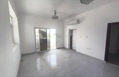 شقة - غرفة نوم - 2 حمامات للايجار في القطارة - العين