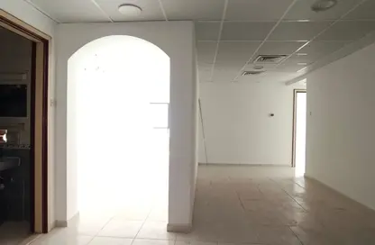 شقة - 2 غرف نوم - 2 حمامات للإيجار في برج زاخر 3 - أبراج زاخر - التعاون - الشارقة