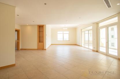 Apartment - 3 Bedrooms - 4 Bathrooms for rent in Al Khushkar - Shoreline Apartments - Palm Jumeirah - Dubai