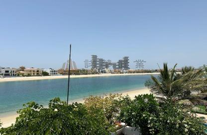 Villa - 4 Bedrooms - 6 Bathrooms for rent in Garden Homes Frond E - Garden Homes - Palm Jumeirah - Dubai