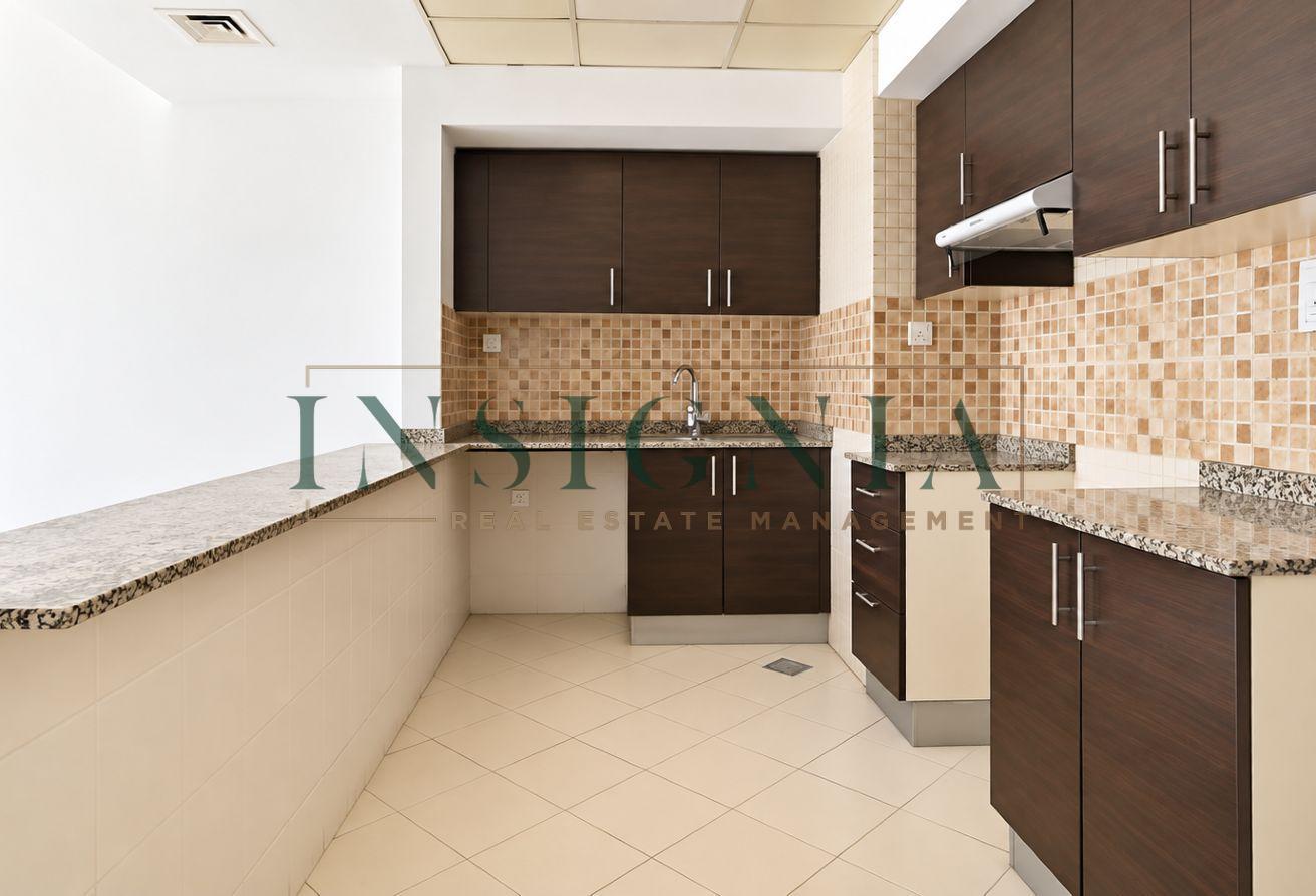 Chiller Free with Balcony Vacant Spacious Modern photo 8
