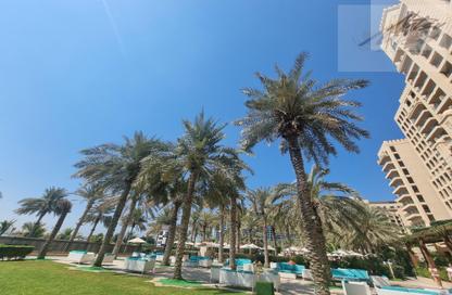 Retail - Studio - 2 Bathrooms for rent in The Crescent - Palm Jumeirah - Dubai
