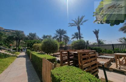 Shop - Studio - 2 Bathrooms for rent in Golden Mile - Palm Jumeirah - Dubai