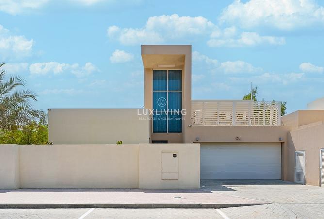 Luxury 4 BR | Private Pool | Corner Villa photo 3