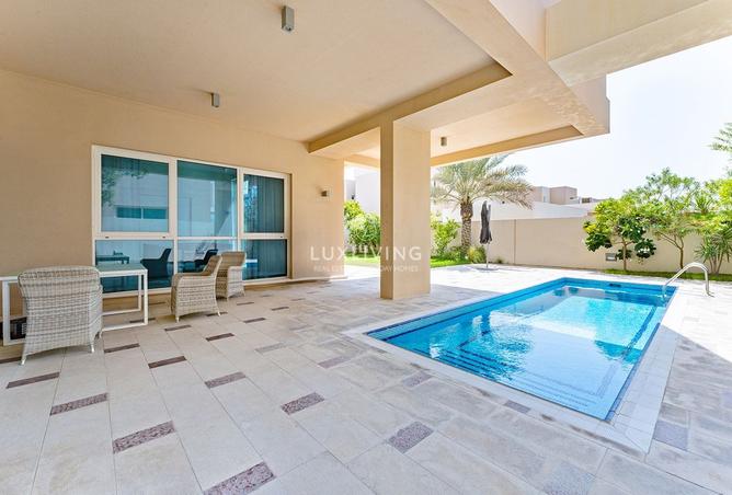 Luxury 4 BR | Private Pool | Corner Villa photo 2