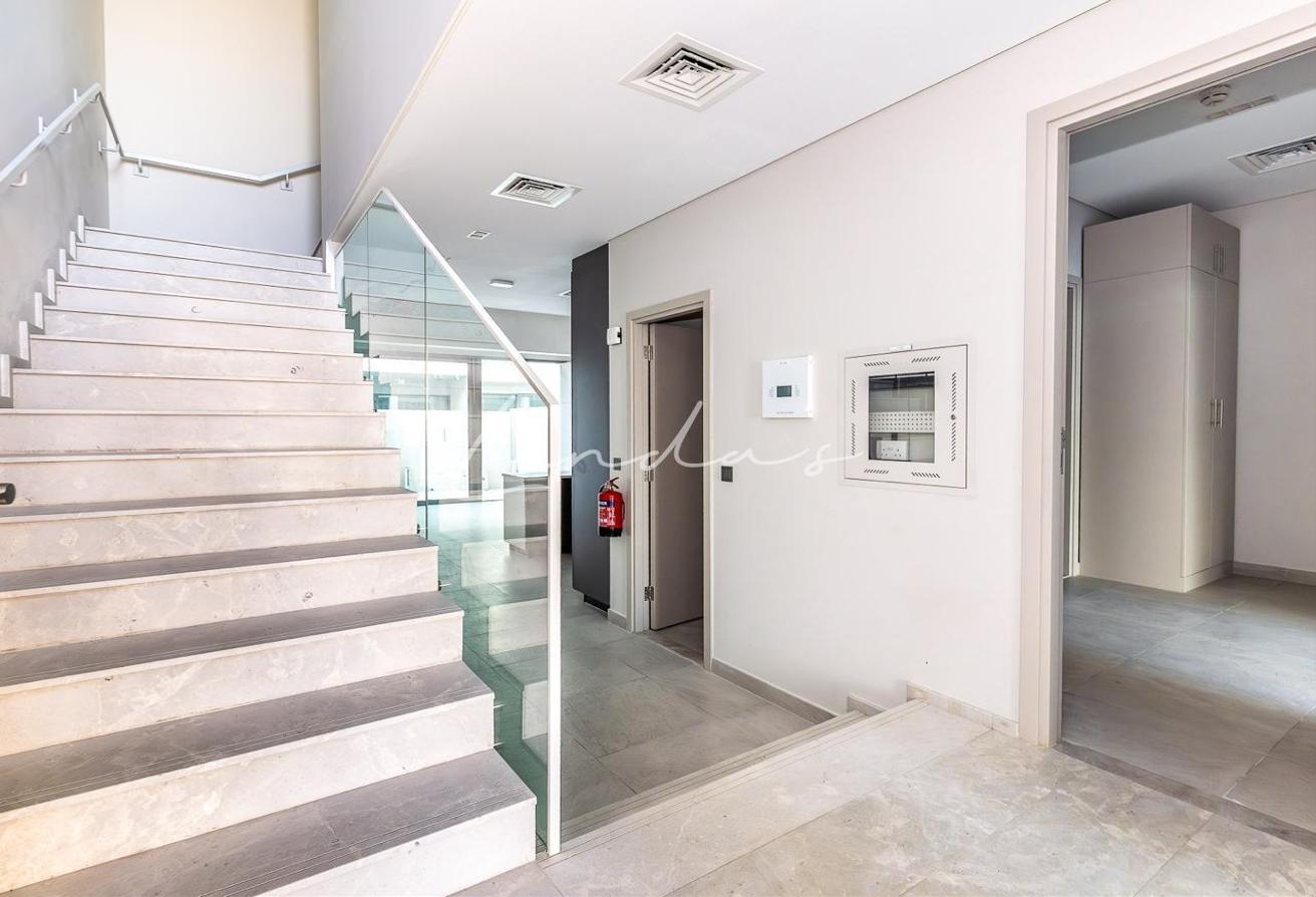 Rare 3-bed corner unit | Fully furnished | Vacant photo 2