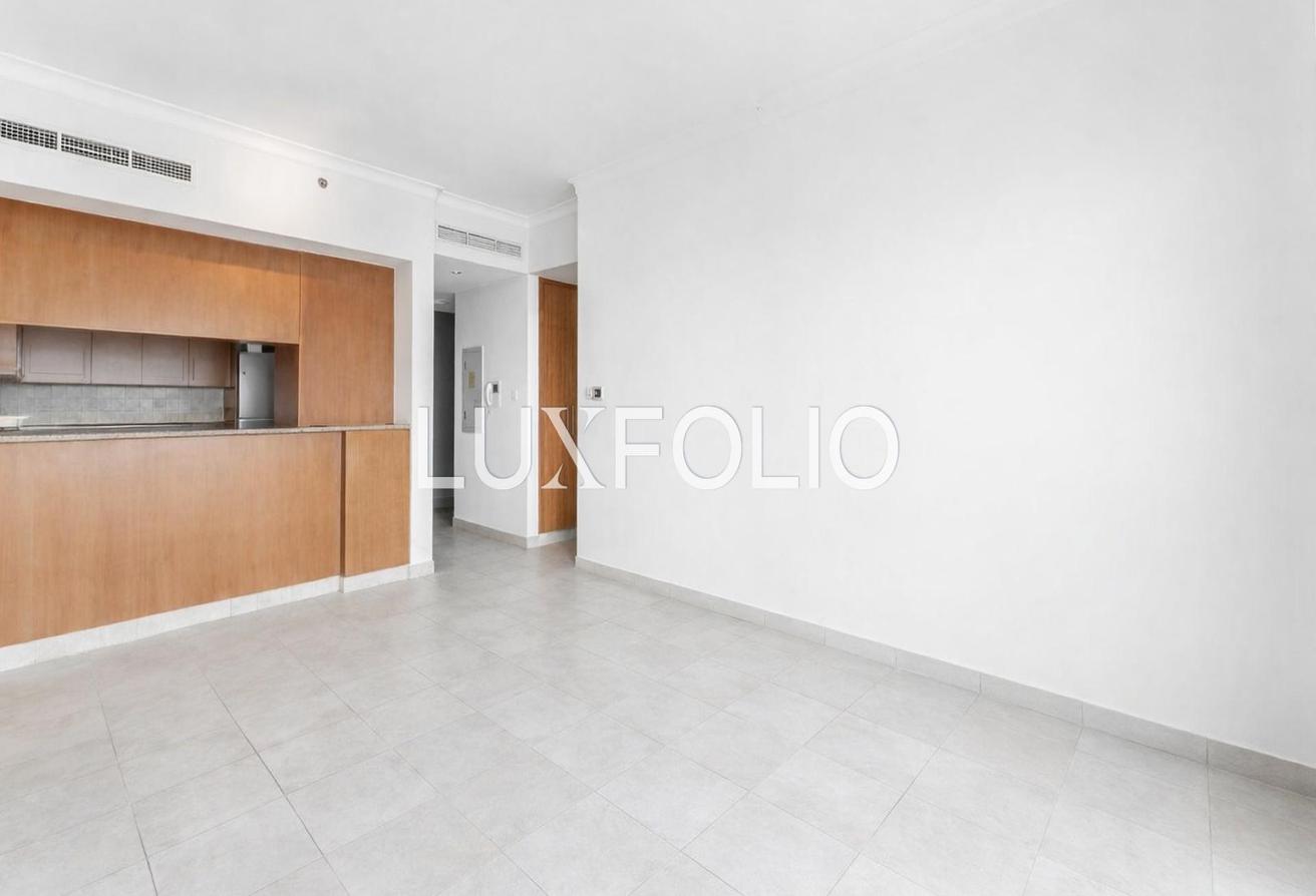 High Floor | Unfurnished | Multiple Cheques photo 2