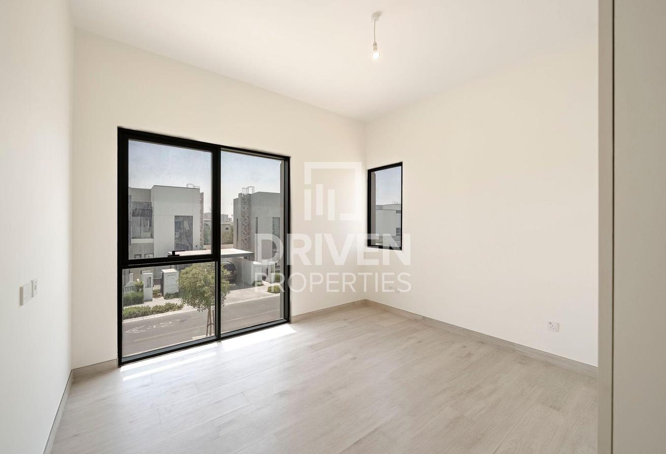 Modern and Corner Unit | Park View | Large Plot photo 11