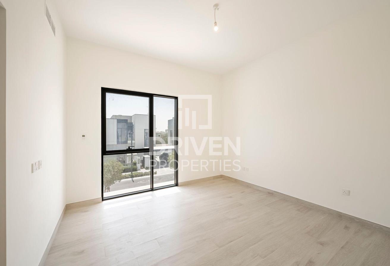 Modern and Corner Unit | Park View | Large Plot photo 13