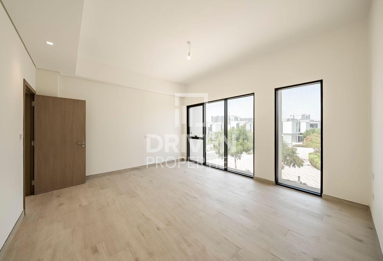 Modern and Corner Unit | Park View | Large Plot photo 10