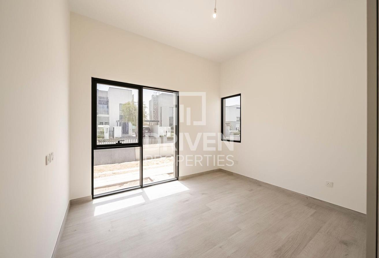 Modern and Corner Unit | Park View | Large Plot photo 7
