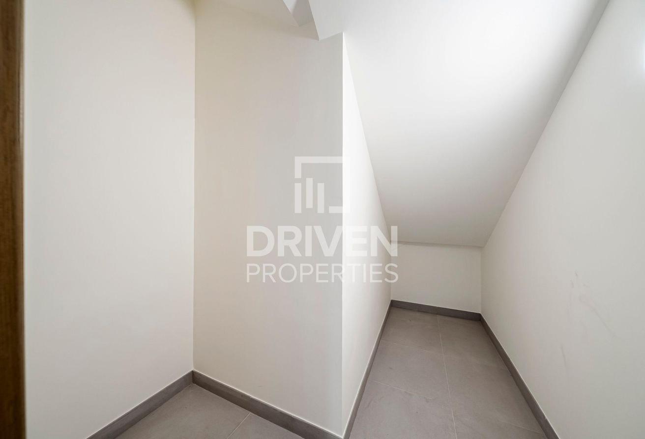 Modern and Corner Unit | Park View | Large Plot photo 21