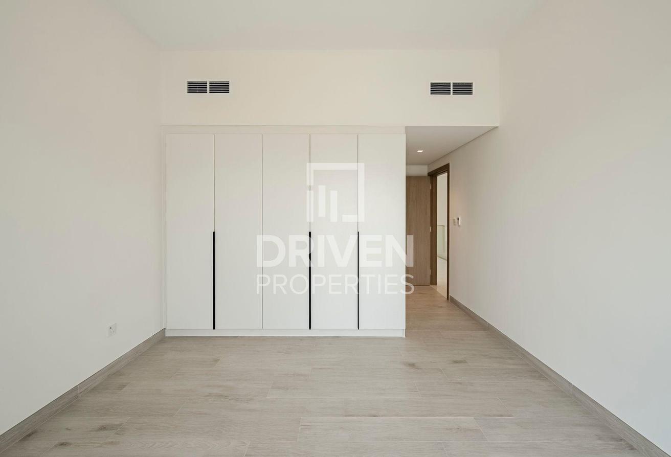 Modern and Corner Unit | Park View | Large Plot photo 12