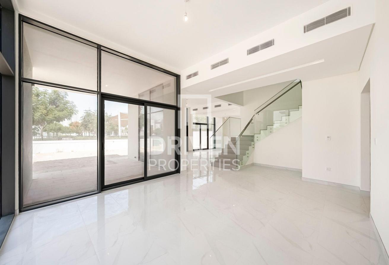 Modern and Corner Unit | Park View | Large Plot photo 4