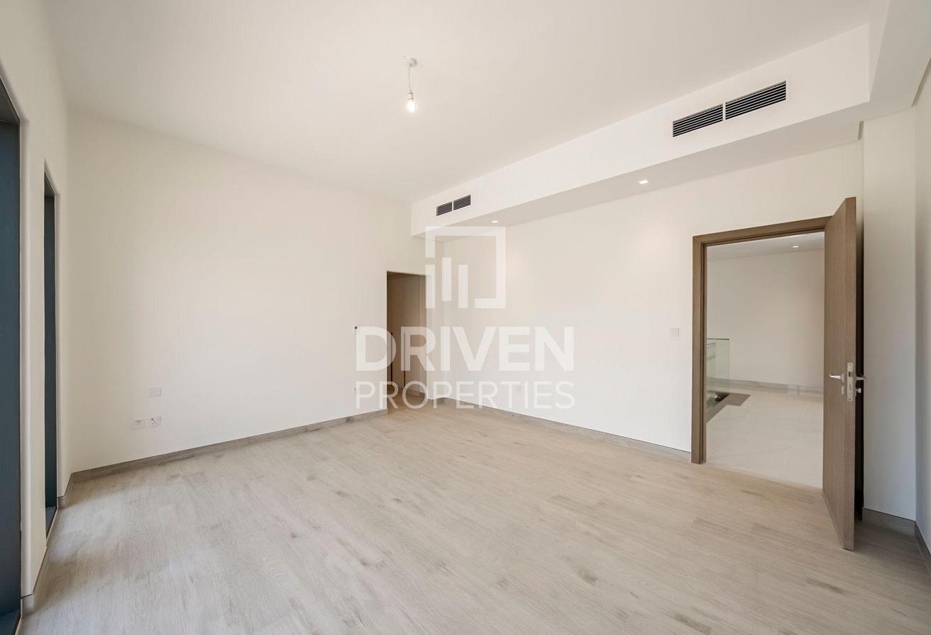 Modern and Corner Unit | Park View | Large Plot photo 9