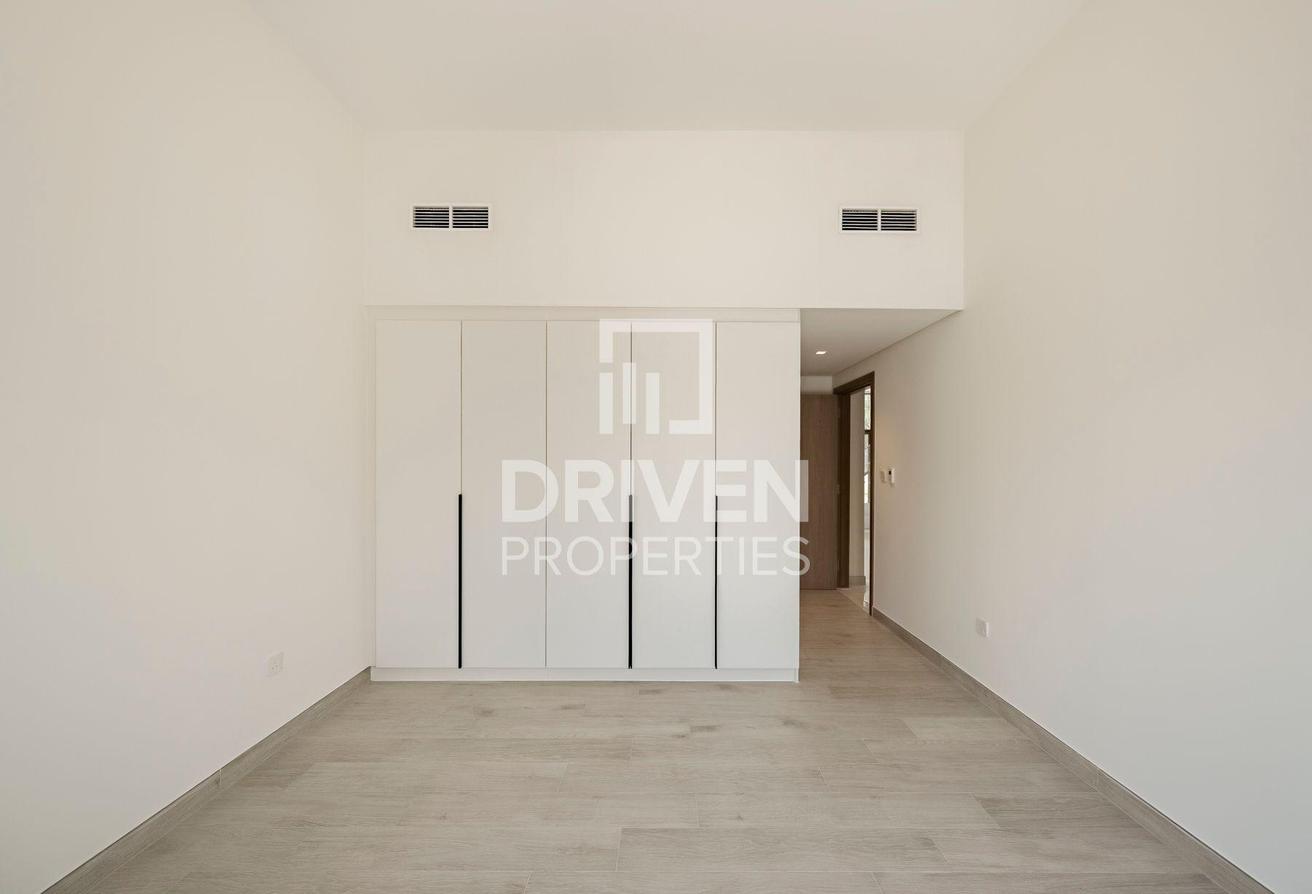 Modern and Corner Unit | Park View | Large Plot photo 8