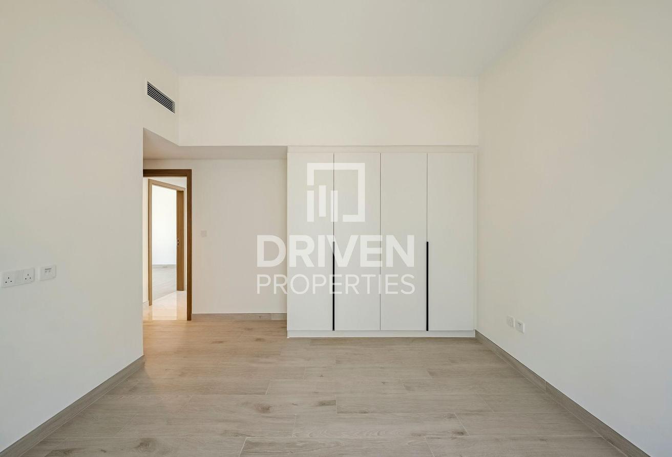 Modern and Corner Unit | Park View | Large Plot photo 16