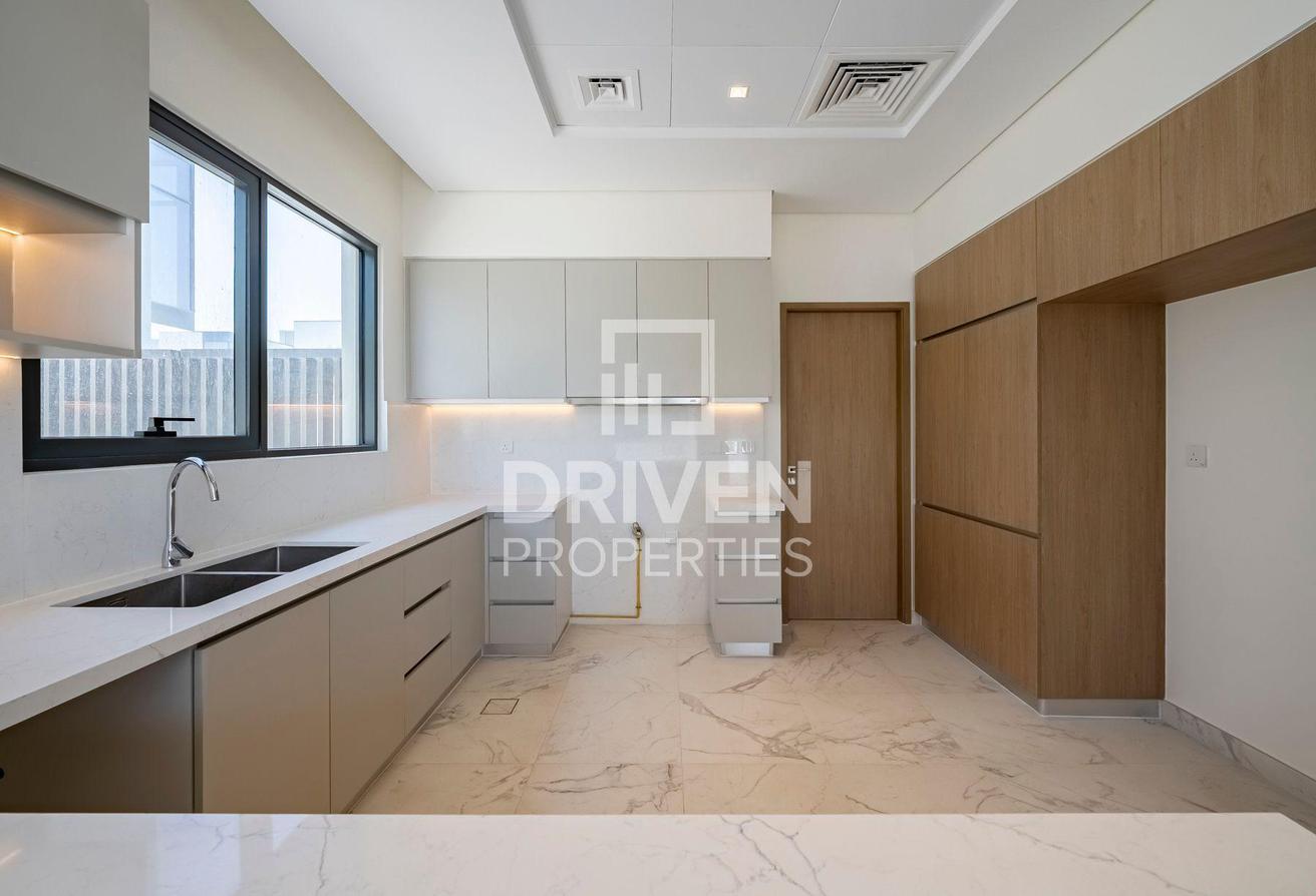 Modern and Corner Unit | Park View | Large Plot photo 17