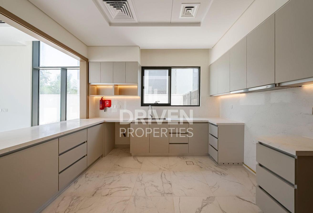 Modern and Corner Unit | Park View | Large Plot photo 18