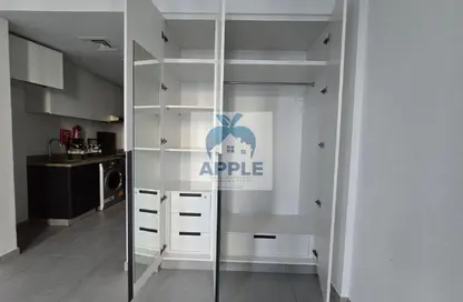 شقة - 1 حمام للبيع في إيست فييليدج - الجادة - الشارقة