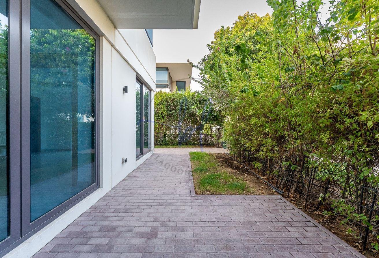 Backing the Pool | 4B/R+M Townhouse | Modern Home photo 6