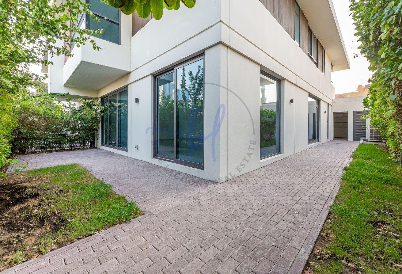 Backing the Pool | 4B/R+M Townhouse | Modern Home photo 4