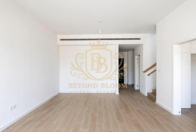 Middle Unit | 3 Bed+Maid | Fully Landscaped photo 2