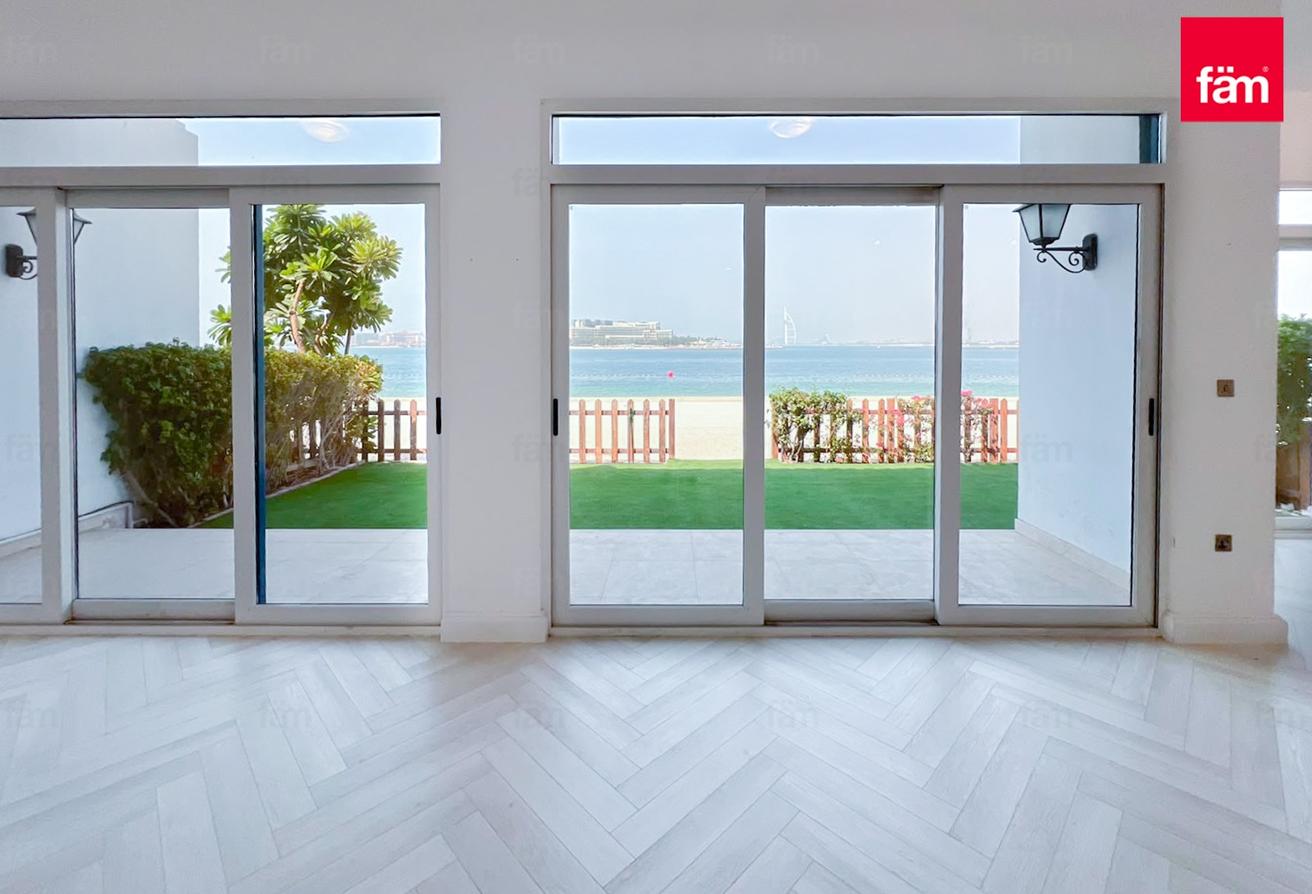 Luxurious 5br | Renovated | Beachfront Living photo 5