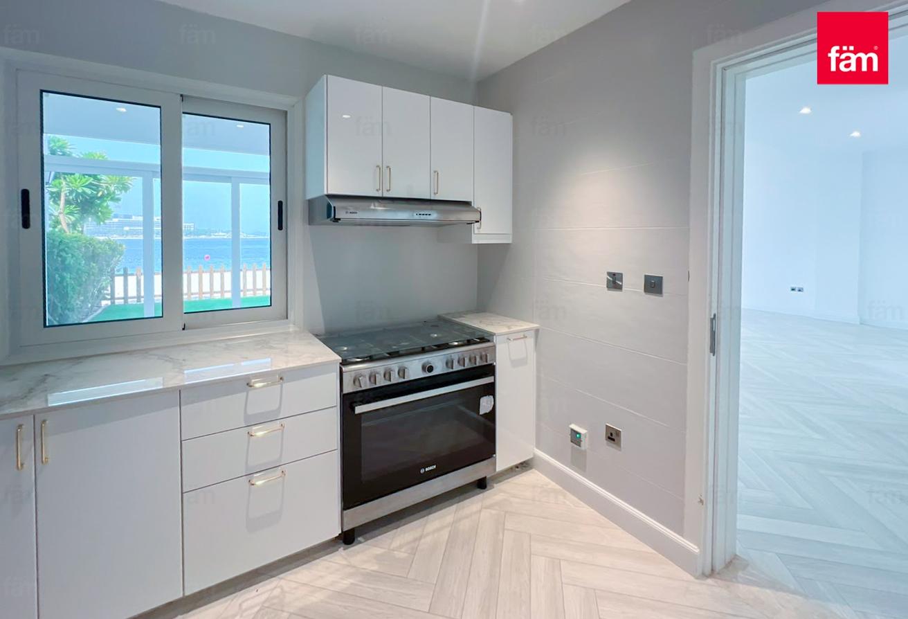 Luxurious 5br | Renovated | Beachfront Living photo 7