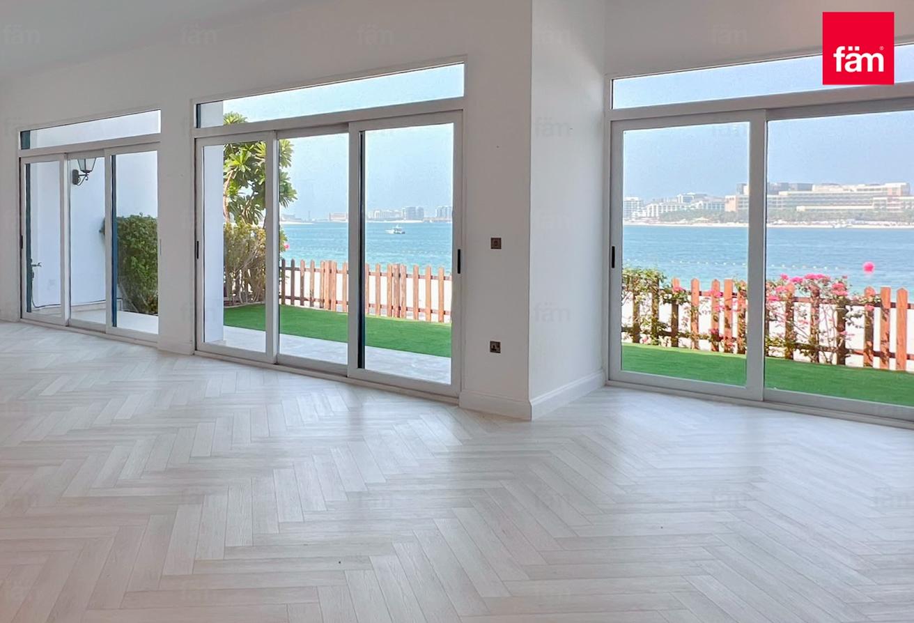 Luxurious 5br | Renovated | Beachfront Living photo 6