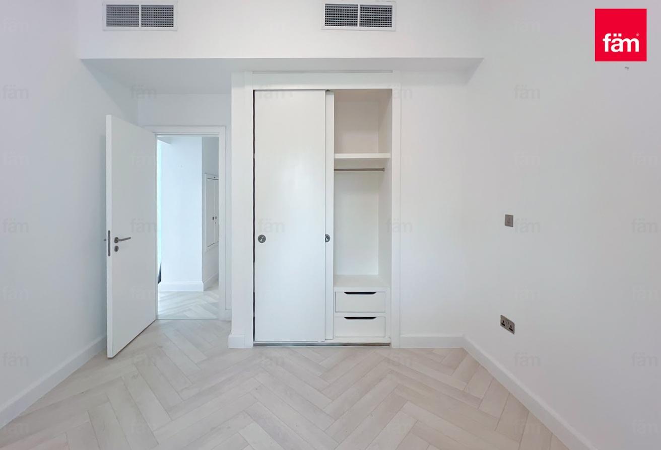 Luxurious 5br | Renovated | Beachfront Living photo 8