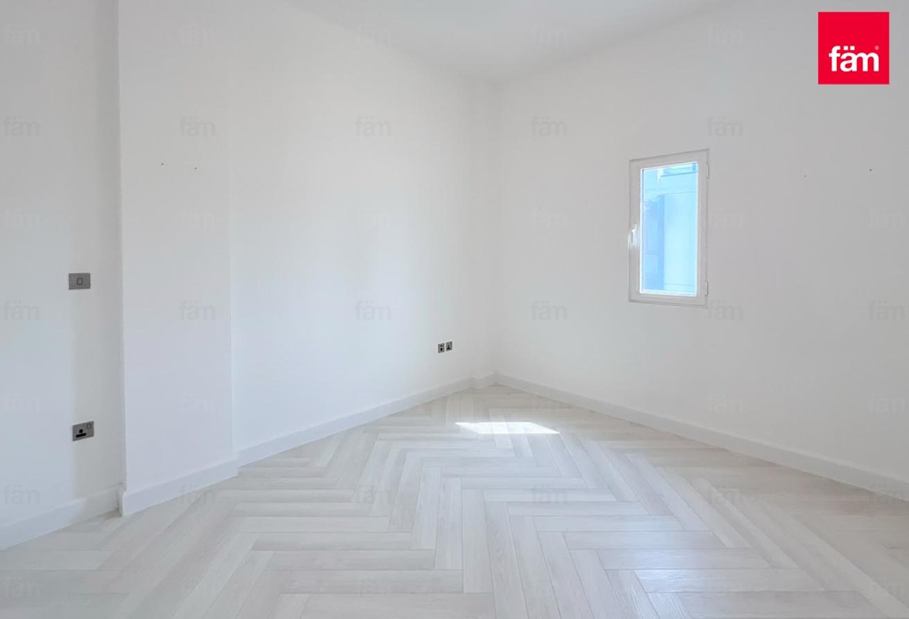 Luxurious 5br | Renovated | Beachfront Living photo 12
