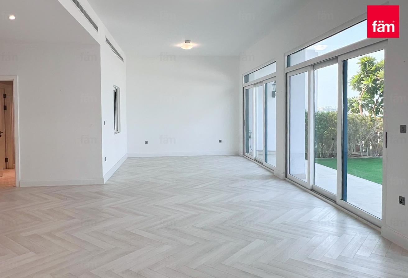 Luxurious 5br | Renovated | Beachfront Living photo 4
