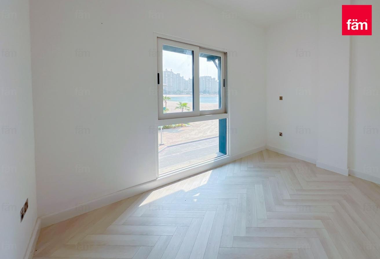 Luxurious 5br | Renovated | Beachfront Living photo 11