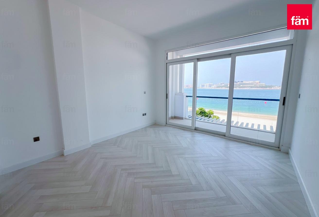 Luxurious 5br | Renovated | Beachfront Living photo 9
