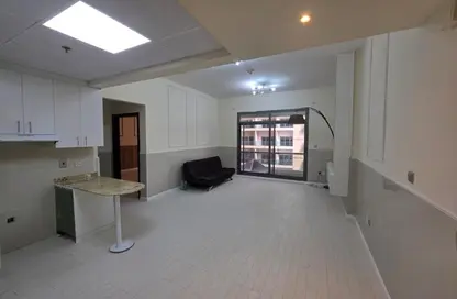 شقة - غرفة نوم - 2 حمامات للايجار في برج حمزة - مدينة دبي الرياضية - دبي