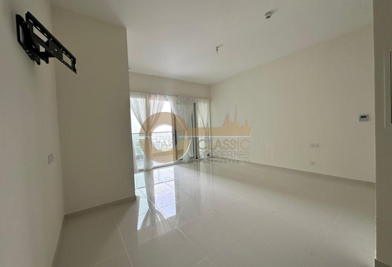 LARGEST STUDIO | TOP FLOOR | 2 BALCONIES photo 4