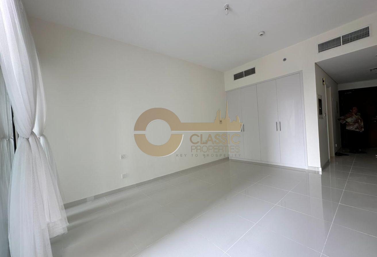 LARGEST STUDIO | TOP FLOOR | 2 BALCONIES photo 5