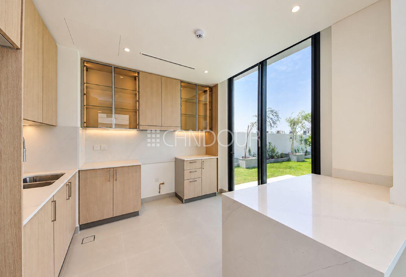 Brand New|Golf Course View| 4BR + Maid | 4 Cheques photo 5
