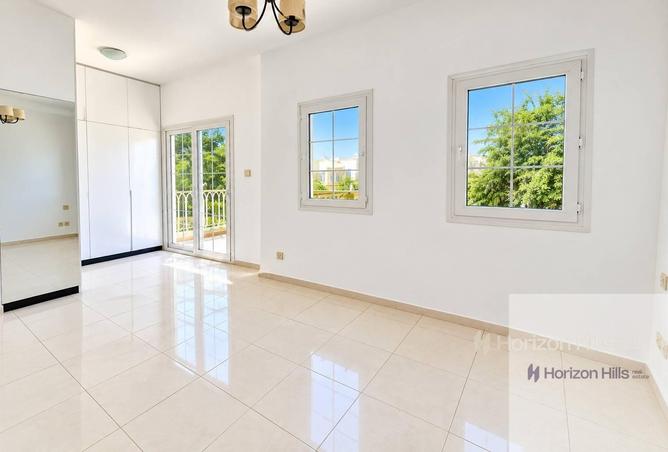 3-bed villa in Springs 8 · Upgraded · Study — photo 2