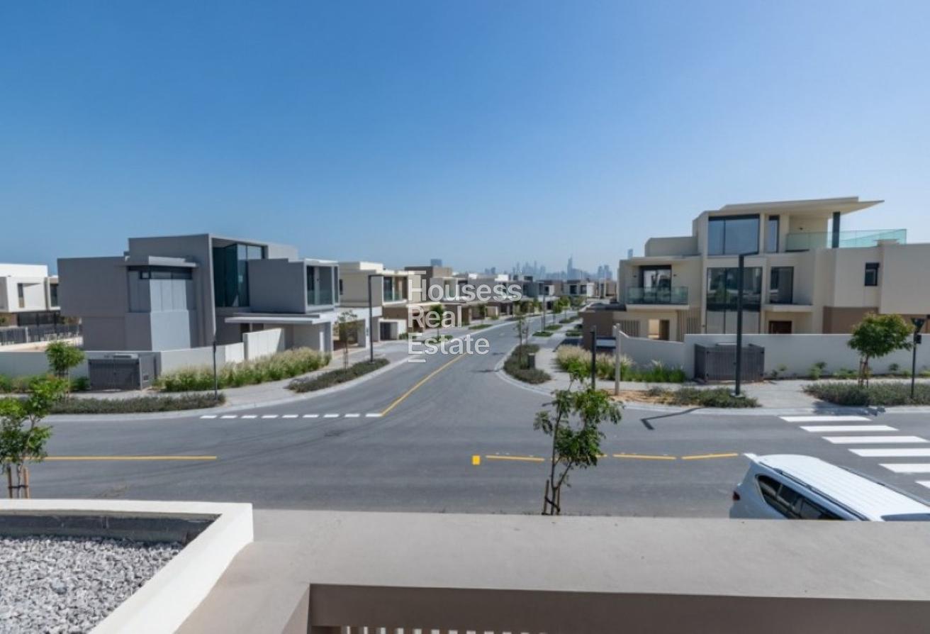 4BR Luxury | Brand New | Vacant photo 8