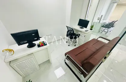 مكتب - غرفة نوم - 1 حمام للايجار في ريم ريزدنسي - الكرامة - دبي