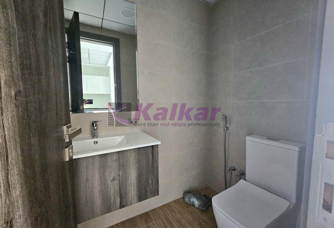 Modern 1 B/R | well maintained | Vacant photo 8