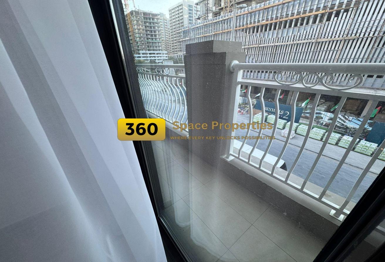 Lavish 1BR + Study | Spacious | Fully Furnished photo 4