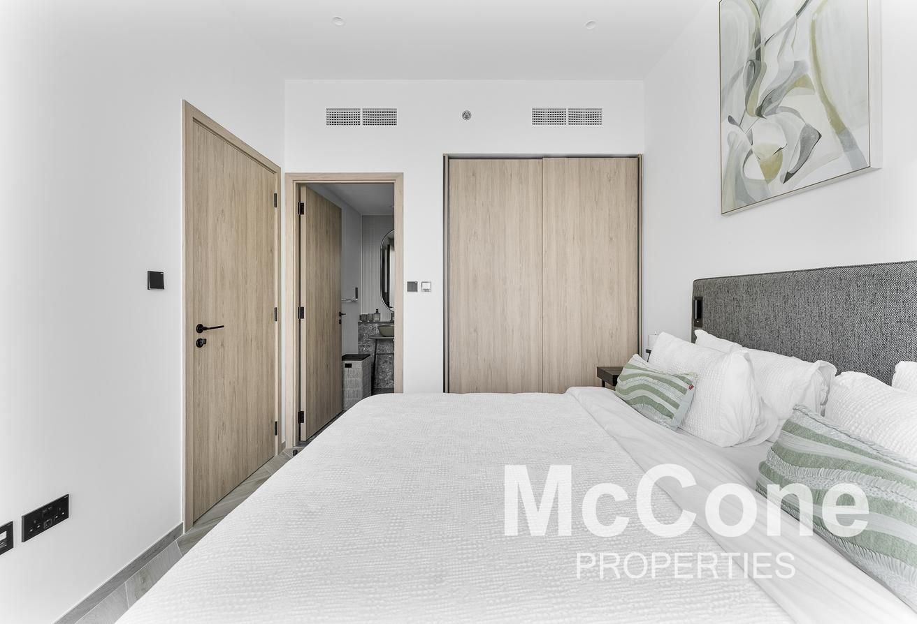 Top Floor | Canal View | Furnished photo 8
