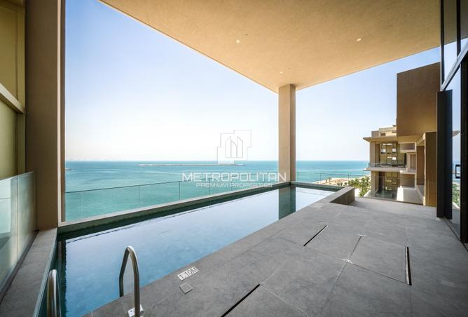 4-bed penthouse · Beach access · Sea view